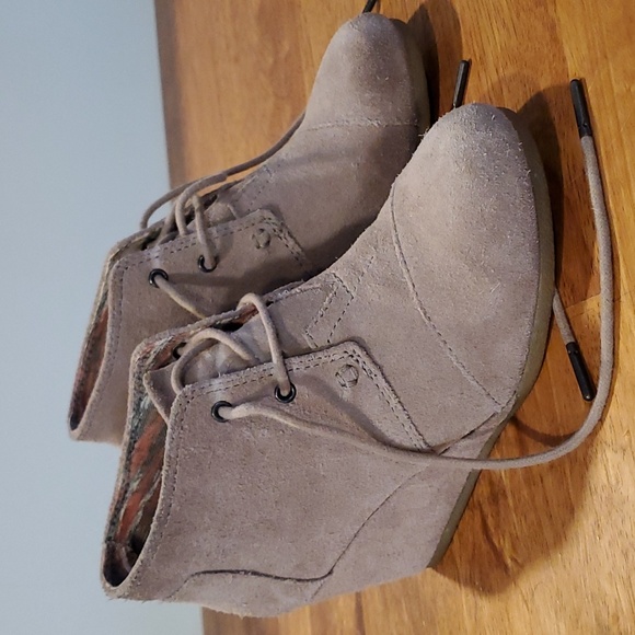 TOMS Women's Desert Taupe Suede Wedge Booties. Size 5.  EUC - Picture 1 of 6